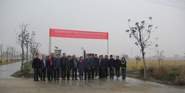 草莓视频软件下载副总经理朱旭华（左二）为考察团一行详细介绍了水稻病虫害绿色防控设备