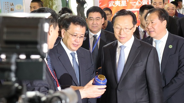 农业农村部部长韩长赋（右）、浙江省省长袁家军（左）巡馆现场