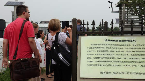 研修班一行来到由草莓视频软件下载与萧山农科所联合搭建的现代农业产业园进行考察