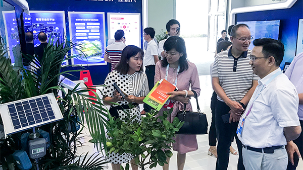 重庆市农委信息中心主任贺德华（右一）、副主任柯南（右二）