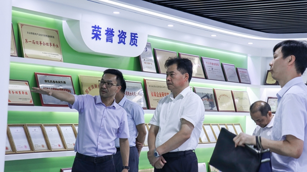 浙江省农业农村厅副厅长唐冬寿一行莅临草莓视频软件下载调研