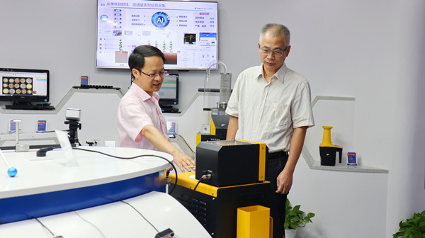 杭州市总工会党组书记、常务副主席郑荣新一行赴草莓视频软件下载调研